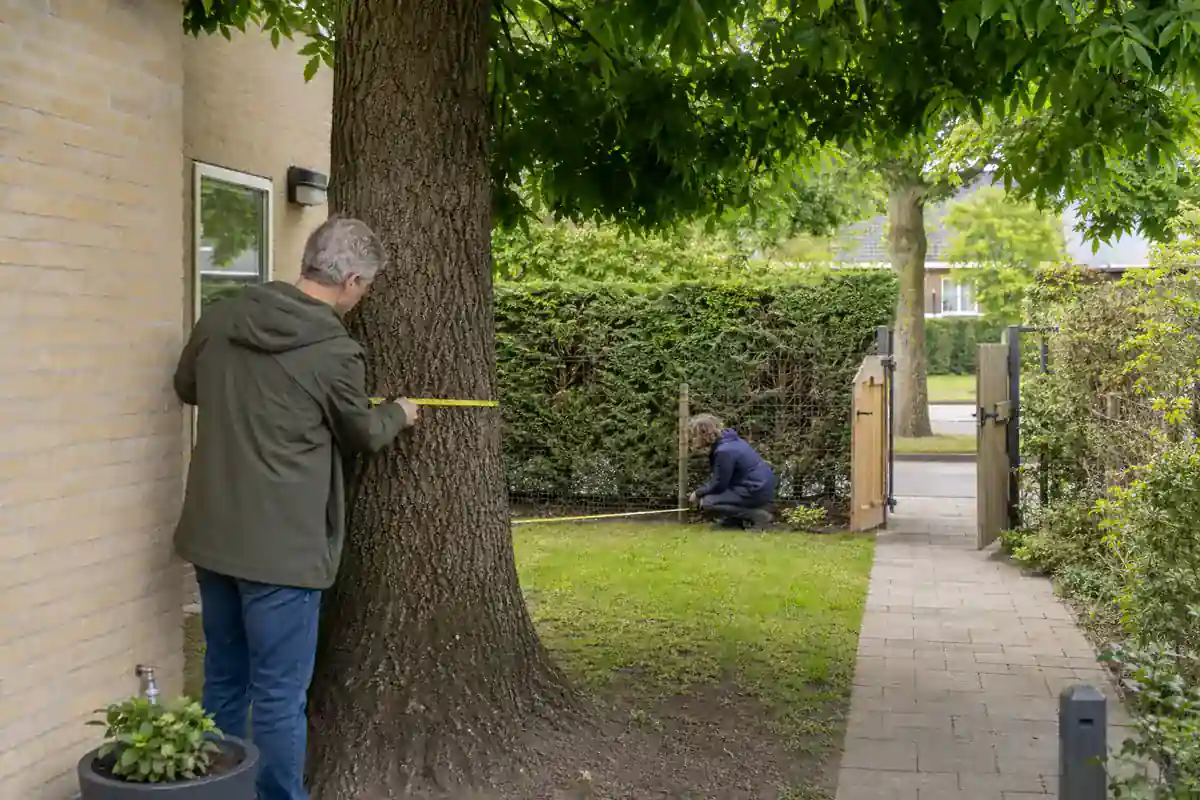 Stamomtrek en tuinmaat worden gemeten met zicht op de openbare weg